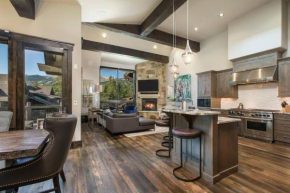 The Gondola House At Shock Hill: Steps to Gondola, plus Private Hot Tub + Grill!